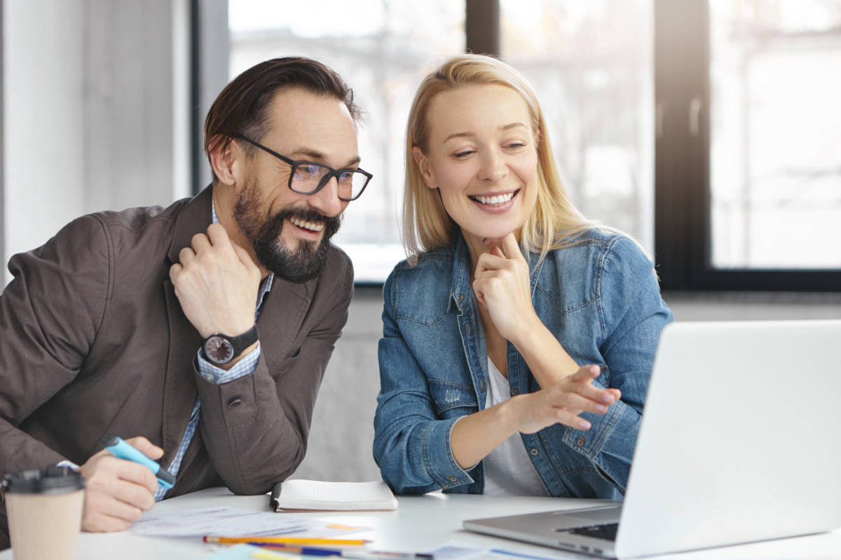 Frau und Mann am Laptop Frau und Mann am Laptop